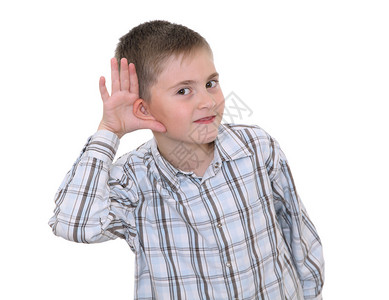 微笑的男孩手握着他的耳朵站在耳边图片