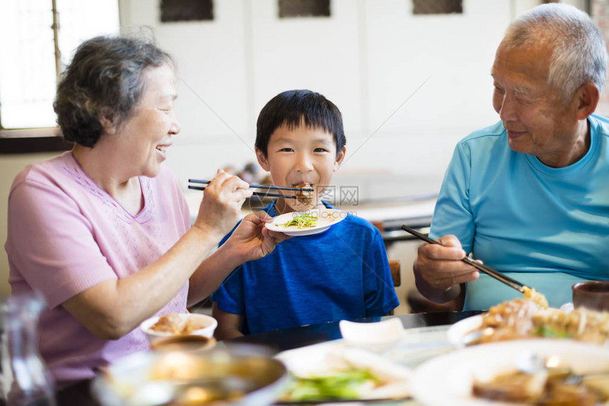 祖母在餐馆喂她的孙子图片