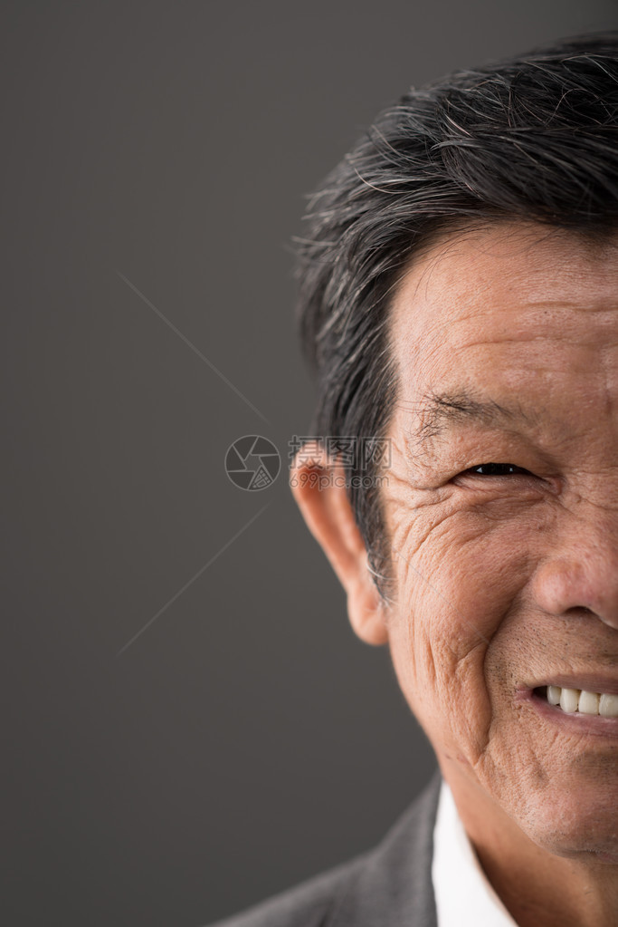越南高级男子半脸特写肖像图片