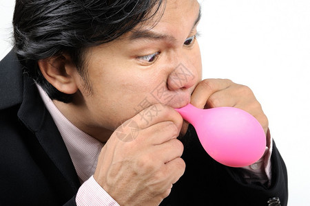 在吹粉色气球的时候图片