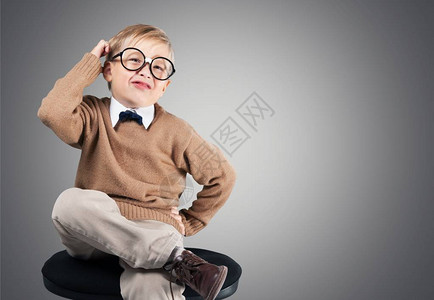 一个可爱的小男孩的肖像戴眼镜图片