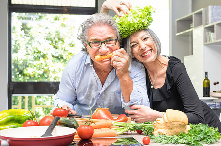 老年夫妇在厨房里享受健康食品的乐趣退休人员在家做饭图片
