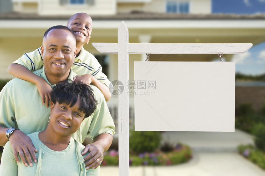非裔美国人家庭在白衣房地产标志和新房子前美图片