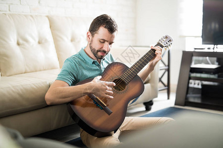 好帅弹吉他玩得开心在家客厅独唱背景图片