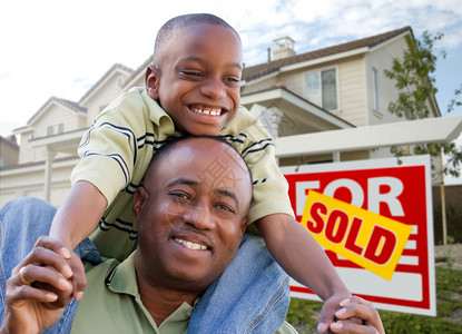 非洲裔美国父子在新家园和房地产征图片