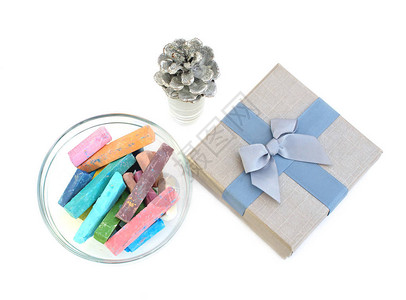 粉笔彩色和礼物盒灰色银斑图片