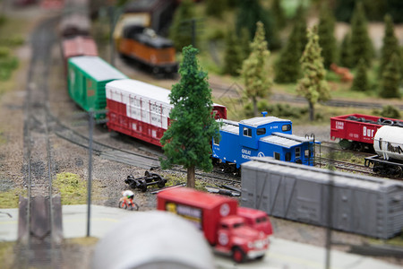 火车模型中的火车模型的特写图片