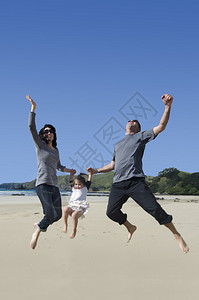 暑假在沙滩上快乐的年轻家图片