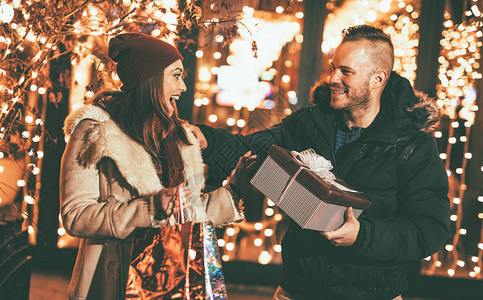 年轻快乐的情侣在城市街头庆祝圣诞节图片