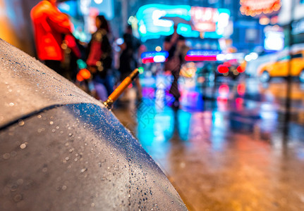 夜晚下着雨的纽约背景图片