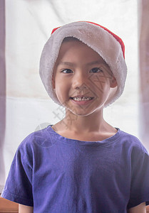 穿着圣塔或圣诞帽的可爱小男孩图片