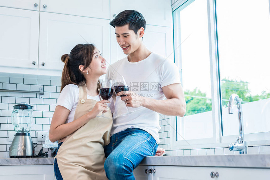 亚洲恋人或情侣在家里的厨房里喝酒爱与幸福概念甜蜜月图片