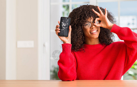 非洲裔美国妇女拿着破智能手机图片