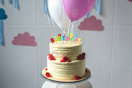 美味的生日蛋糕在装饰图片
