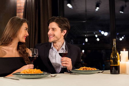 浪漫晚餐情侣在爱的情侣在餐厅享受约会图片