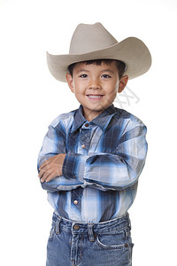 一个穿牛仔服装的男孩横跨他的手臂并表现图片