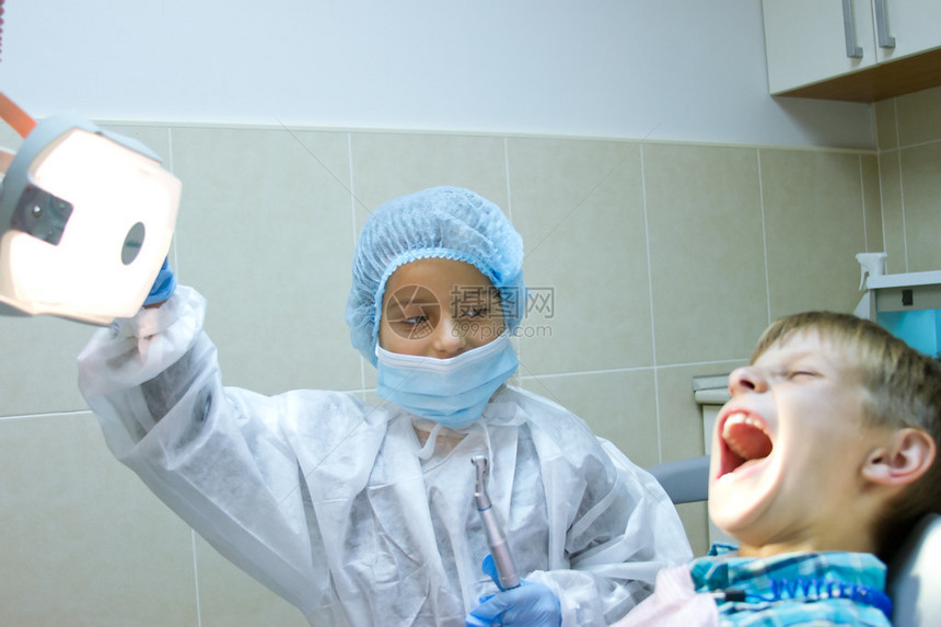 几个孩子在看牙医时扮演医生图片