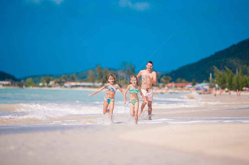 父亲和小孩享受沙滩夏季热带度假和在海滩玩图片