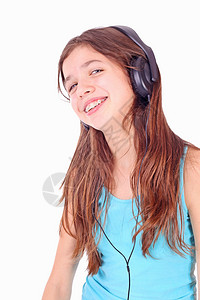 漂亮的少女用耳机听音乐图片