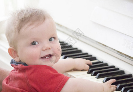 可爱的宝想弹钢琴特写图片