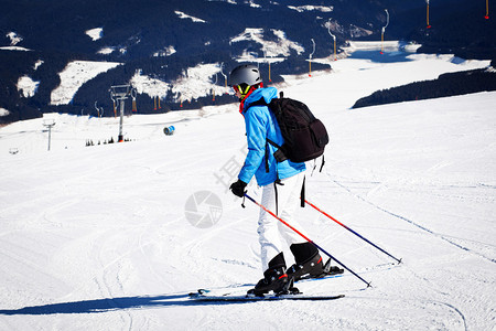 学习滑雪的女人图片