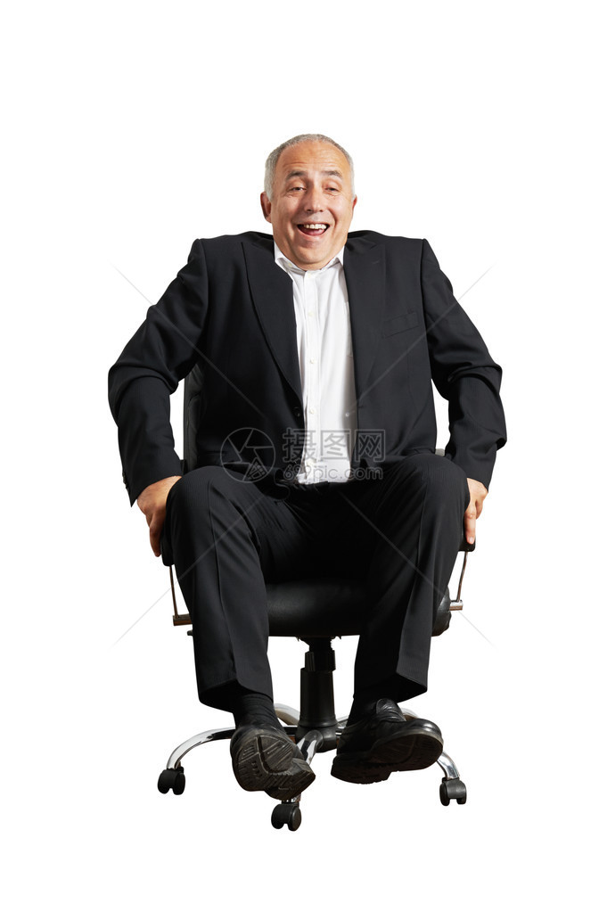 坐在办公室椅子上的笑着男人孤立图片