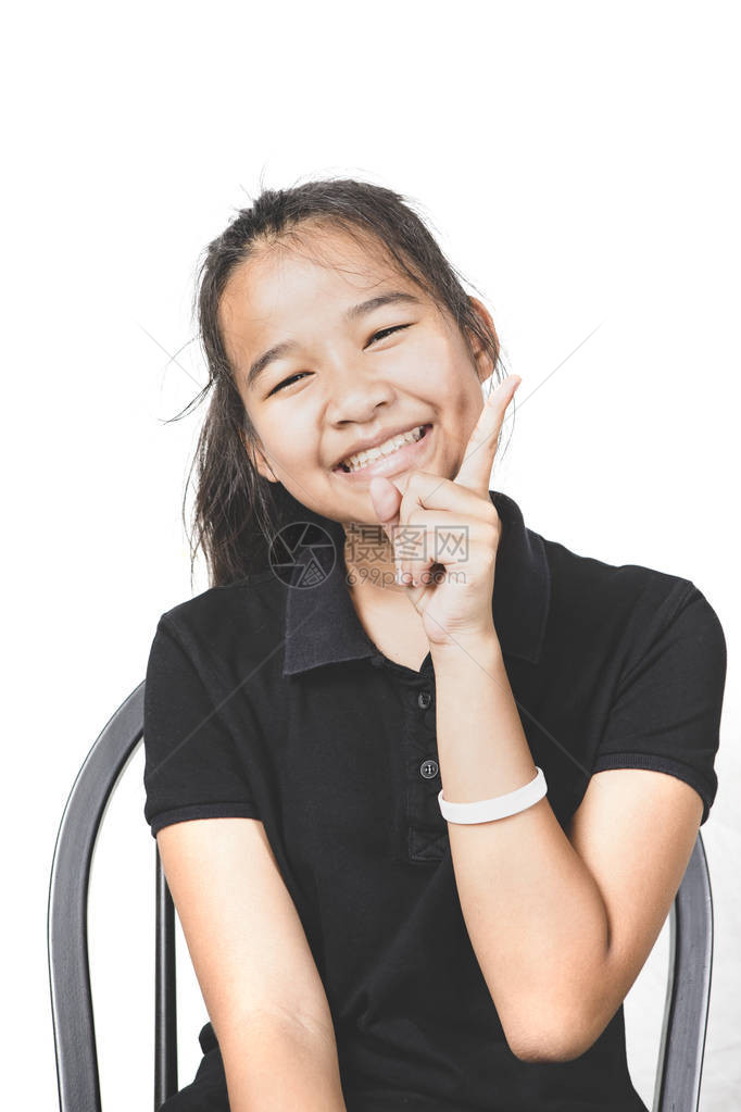 带着快乐的情绪笑着的亚洲青少年面对孤图片