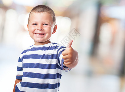 一个可爱孩子的肖像用手指做图片