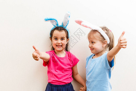两只兔子耳朵的小女孩被白图片