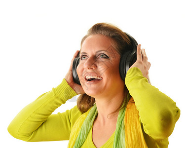 快乐的年轻女士在耳机里监听音乐孤立图片