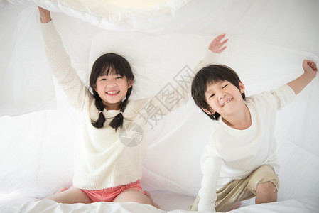 可爱的亚洲儿童在白图片