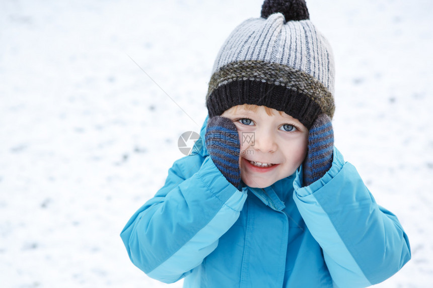在美丽的冬日小孩儿在户图片