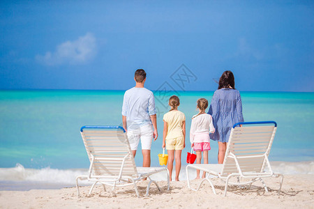 在白沙滩上的四人幸福家庭图片