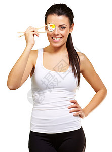 年轻女子用白种背景的寿司片图片