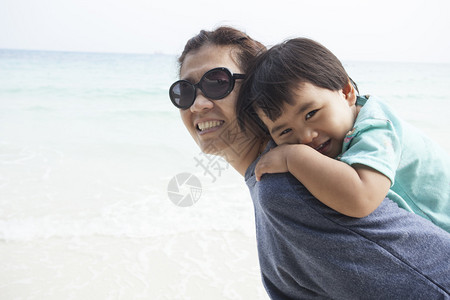 母亲和孩子在沙滩上放松情绪图片