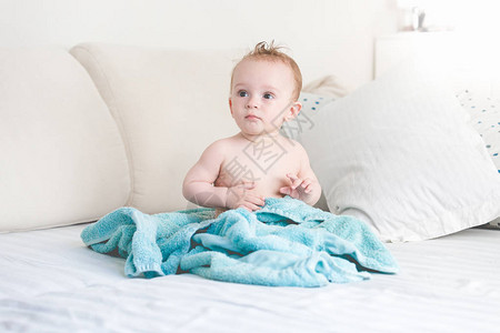 9个月大婴儿男孩在洗澡完图片