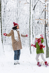 冬季在户外玩雪的母亲和女儿图片