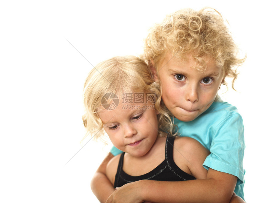 两个年轻的白种人金发儿童的精美肖像