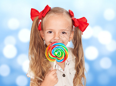 吃棒糖的孩子眼中的幸福图片