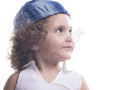 带蓝帽子的可爱儿童背景图片