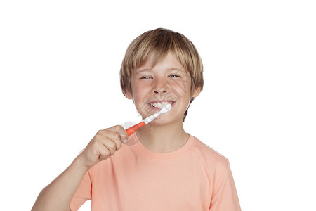 微笑的男孩刷牙孤立图片