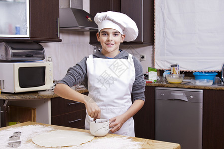 在家做饭的孩子图片