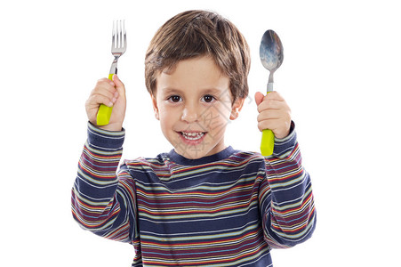 手拿餐具的小男孩图片