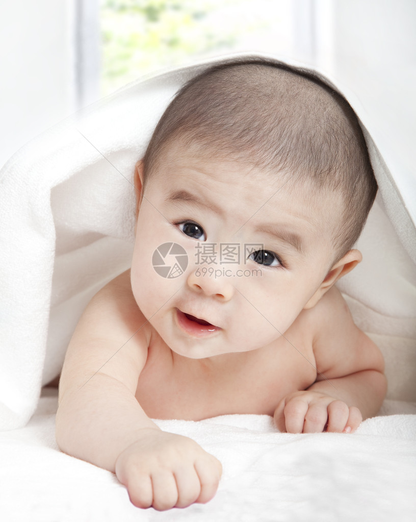 有毛巾的亚裔婴孩图片