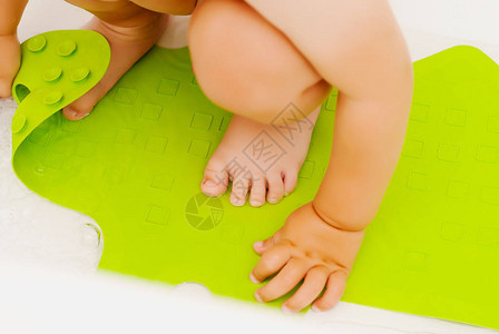 婴儿脚在防滑胶橡垫图片