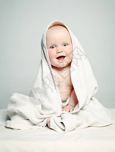 洗澡后可爱的婴儿父母照料概念快乐图片