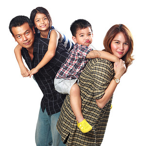 幸福的亚洲家庭父亲和母亲以及子女图片
