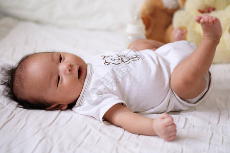 亚洲可爱的新生婴儿亚洲可爱的微笑和快乐图片