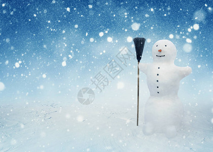 雪人站在冬天的圣诞节风景图片