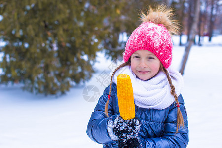 小可爱快乐女孩的肖像在阳光明媚的冬日雪图片